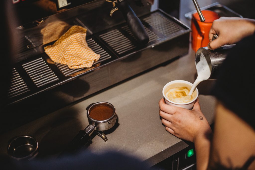 Grinding coffee - from fine espresso to coarse cowboy coffee - Crema